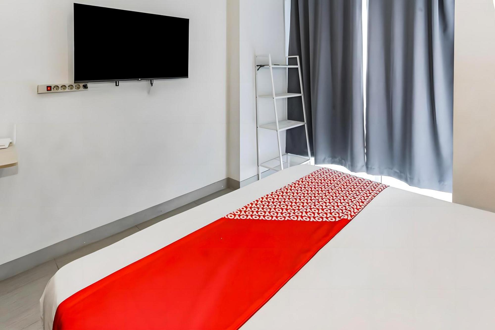 Oyo 93703 F88 Hotel Bekasi Eksteriør billede